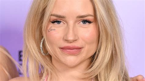 Kate Moss Schwester Lottie lässt Gesichtstattoo。